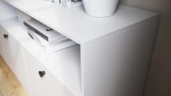 Nowoczesna komoda Dullum z laminowanej płyty, trzy szuflady i szafki, minimalistyczny design