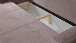 Kanapa rozkładana Lucy w nowoczesnym salonie z ozdobnymi przeszyciami i pojemnikiem na pościel