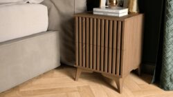Stolik nocny Entsian w kolorze dąb artisan z dwiema szufladami, minimalistyczny design do sypialni