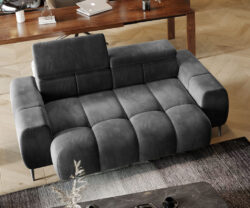 Sofa Plaza 2 osobowa w tkaninie Salvador-15 z regulowanymi zagłówkami i metalowymi czarnymi nóżkami