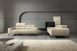 Sofa Plaza 2 osobowa ze skóry naturalnej w nowoczesnym salonie z regulowanymi zagłówkami
