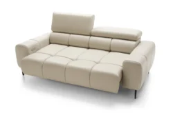 Sofa Plaza 2 osobowa z naturalnej skóry w kolorze beżowym z regulowanymi zagłówkami na czarnych metalowych nóżkach