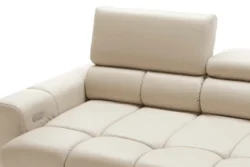 Sofa Plaza 2 osobowa ze skóry naturalnej w nowoczesnym salonie z regulowanymi zagłówkami