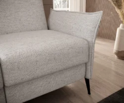 Sofa Xavi 2 osobowa w tkaninie Modesto-492 z funkcją relaks i czarnymi metalowymi nóżkami