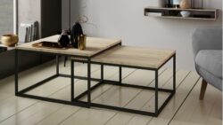 Stolik kawowy Clar w stylu industrialnym z dwupoziomowym blatem Sonoma i czarnymi stalowymi nogami