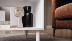 Biały stolik kawowy Dullum z półką, drewniane nogi, nowoczesny minimalistyczny design