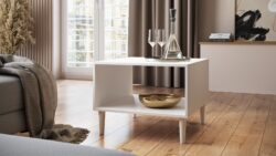 Biały stolik kawowy Dullum z półką, drewniane nogi, nowoczesny minimalistyczny design