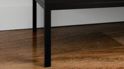 Komoda Meorati z frezowanymi frontami w kolorze dąb artisan i czarnym matowym korpusem