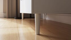 Biała szafa uchylna Dullum z czarnymi uchwytami, nowoczesny design do sypialni lub garderoby