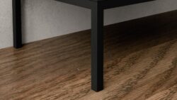 Trzyskrzydłowa szafa Meorati w kolorze czarny mat z dębem artisan, z metalowymi nóżkami, nowoczesny design