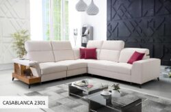 Narożnik nierozkładany Belutti III w tkaninie Casablanca-2301 z czarnymi metalowymi nóżkami i regulowanymi zagłówkami