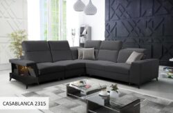 Narożnik nierozkładany Belutti III w tkaninie Casablanca-2301 z czarnymi metalowymi nóżkami i regulowanymi zagłówkami