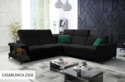 Narożnik nierozkładany Belutti III w tkaninie Casablanca-2301 z regulowanymi zagłówkami i czarnymi metalowymi nóżkami
