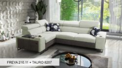 Narożnik rozkładany Melody II w tkaninie Freya i Tauro z regulowanymi zagłówkami i wbudowanym barkiem