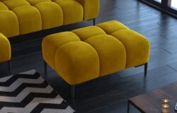 Puf Plaza L w tkaninie Salvador-9 czarny stelaż metalowy stylowy dodatek do salonu