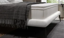 Łóżko tapicerowane Tessina 140x200 z wysokim, miękkim zagłówkiem i metalowymi nóżkami w nowoczesnej sypialni