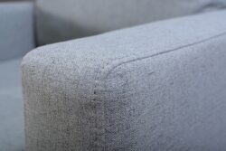 Nowoczesny fotel Ariel z tapicerką Aura-11 i drewnianymi nóżkami, wygodny do salonu