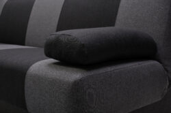 Detal tapicerki wersalki rozkładanej Antonio w tkaninach Inari-100 i Inari-94 z chromowanymi nóżkami