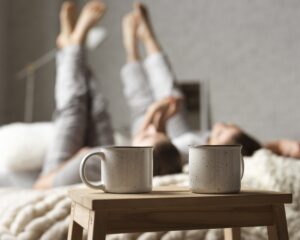 Przytulne wnętrze z nowoczesną sofą i dekoracjami tworzącymi domową atmosferę