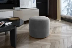 Stylowy puf Linsy w tkaninie Monolith-84 z drewnianą podstawą, idealny do nowoczesnego wnętrza
