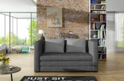 Sofa rozkładana Neva w tkaninie Soro 93 i Soro 83, nowoczesny dwumiejscowy model do małych wnętrz