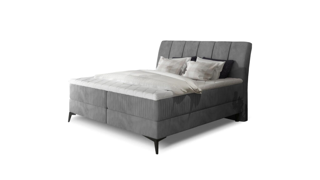 Nowoczesna sofa tapicerowana Aderito w jasnoszarym kolorze w stylowym salonie