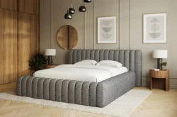 Łóżko tapicerowane Carilla 140x200 w jasnoszarej tkaninie Coralline z eleganckim przeszywanym zagłówkiem