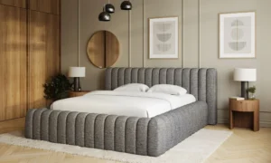 Łóżko tapicerowane Carilla 140x200 w jasnoszarej tkaninie Coralline z eleganckim przeszywanym zagłówkiem