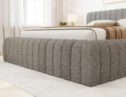 Łóżko tapicerowane Carilla 140x200 w jasnoszarej tkaninie Coralline z eleganckim przeszywanym zagłówkiem