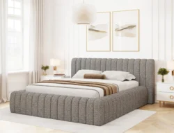 Łóżko tapicerowane Carilla 140x200 w jasnoszarej tkaninie Coralline z ozdobnym przeszywanym zagłówkiem