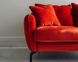 Czerwona welurowa sofa na białym tle w sklepie Meble Wawrzyniak