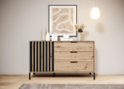 Komoda Tally 138 w sypialni z dębu artisan i antracytu, nowoczesny design z lamelami i czarnymi metalowymi nogami